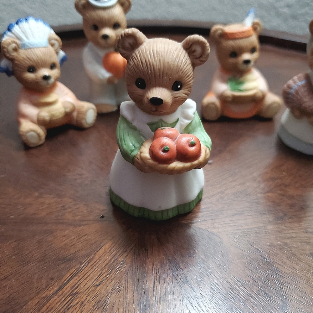 Vintage Homco Thanksgiving collectible Bear set of 5.